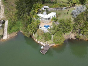 Lujosa Finca Casa Cristal - Increíble Vista a la Represa Guatape